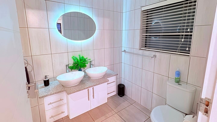 5 Bedroom Property for Sale in Reebok Western Cape